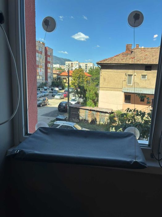 Легло за котка за прозорец