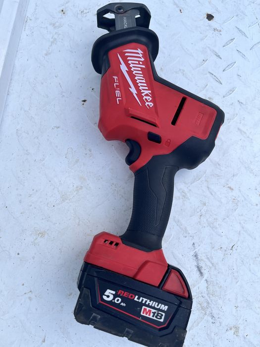 Hilti nuron bateri de 12 amp  si incarcator rapid c8 milawukee sabie fierastrau  impecabila  cu bateria de 5 amp  nu dewalt makita bosch