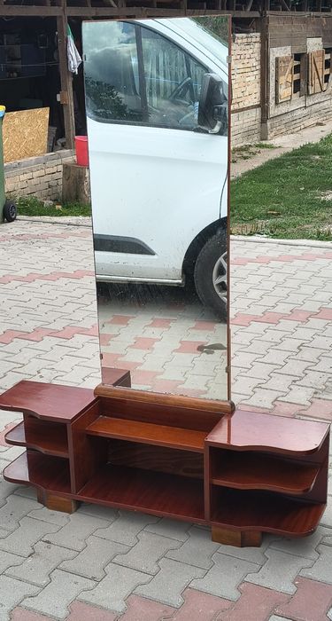 Mobilă antică din lemn masiv
