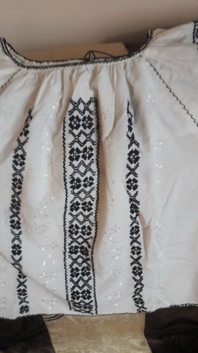 Ie cusută manual veche