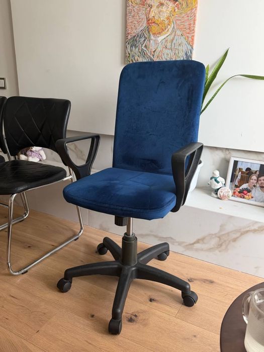 Кресло офисное и стулья