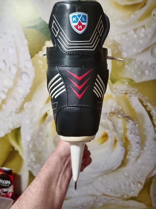 Продам хоккейные коньки б/у.