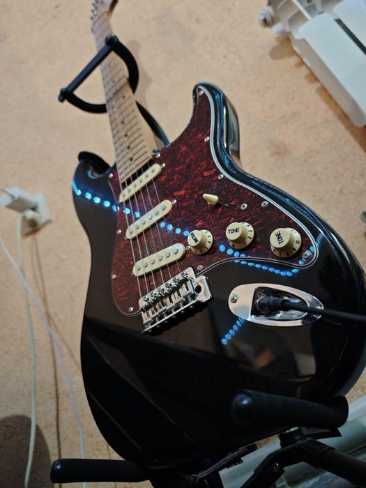 продаётся электрогитара с комплектом!