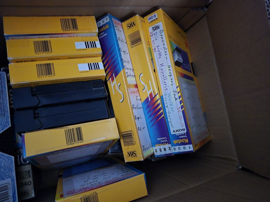 Vând 40 casete video Kodak  VHS ,240 minute originale colectie filme,Triler,