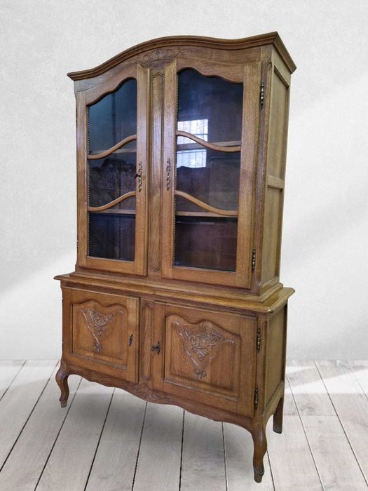 Дъбова витрина изработена във френският стил "ЛУИ XV"