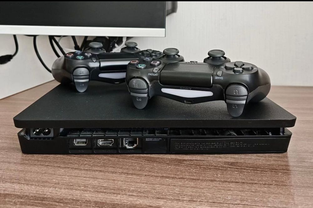 Срочно |  PlayStation 4 с 2 геймпадами