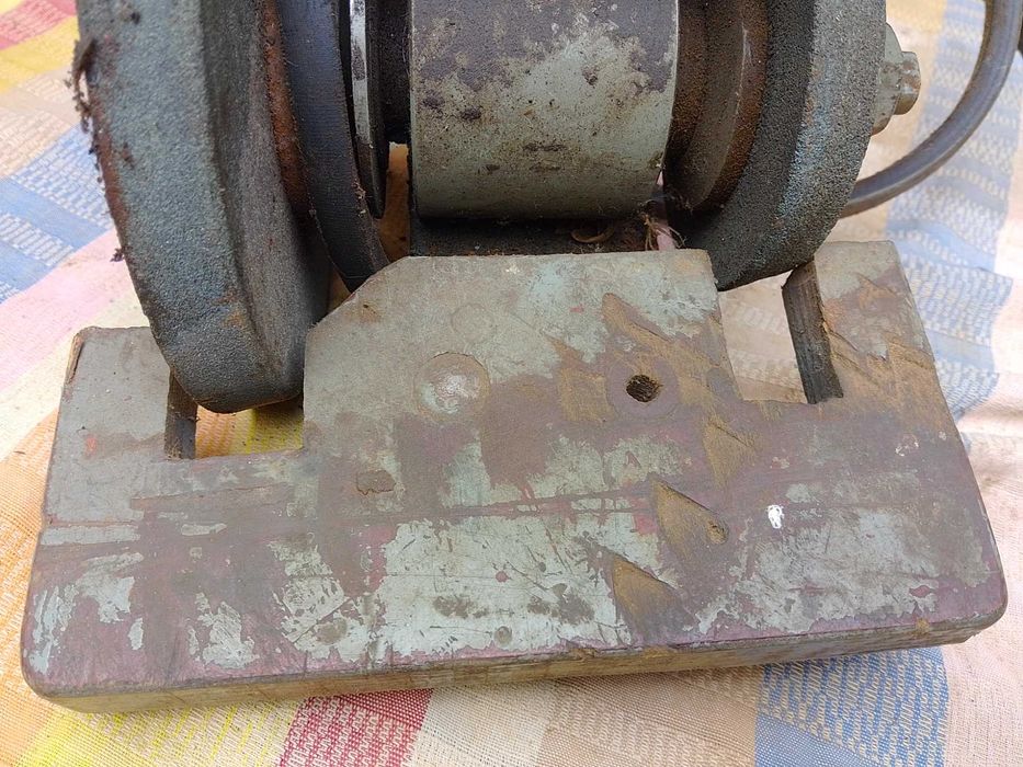 Шмиргел за заточване на стругарски ножове