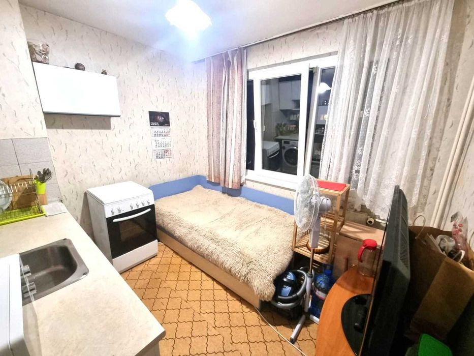 Продава се просторна гарсониера – кв. Младост 1