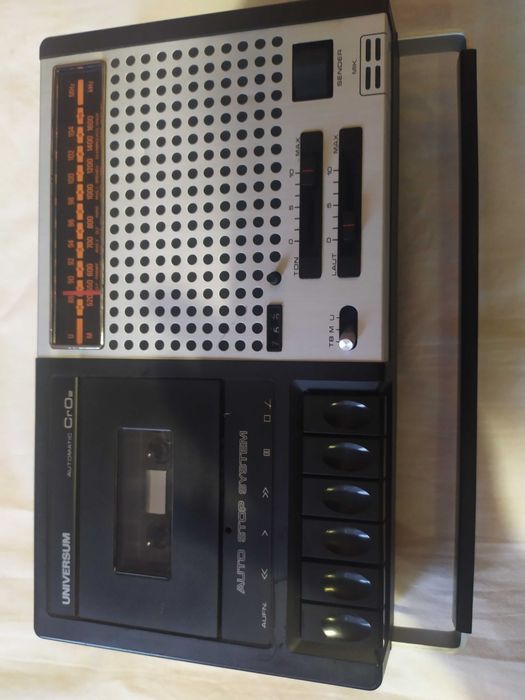 Продавам радиокасетофон "Universum"