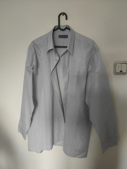 Cămăși cu mânecă lungă și scurtă, diferite mărimi, diferite modele, cu