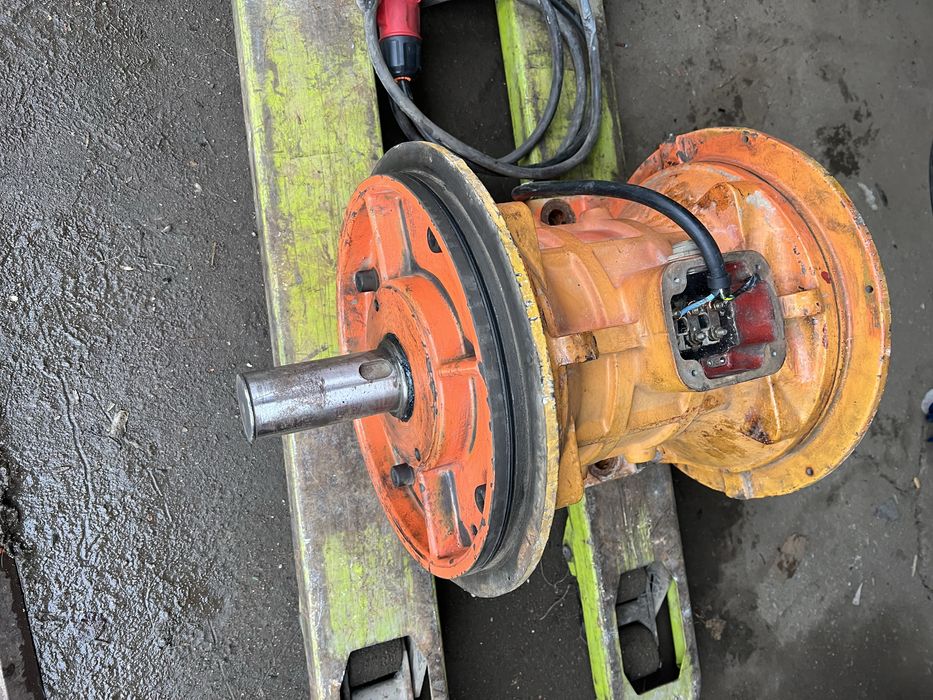 Motor electric trifazat cu ax-arbore dublu  Gr-210 kg