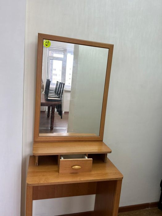Туалетный столик с зеркалом