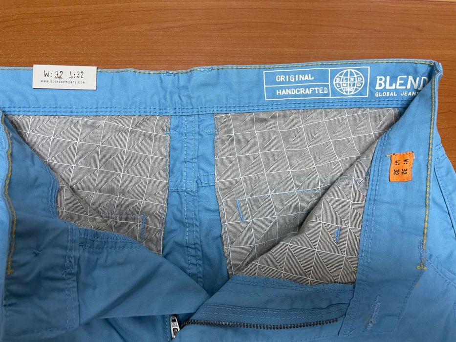 Pantaloni noi, cu eticheta