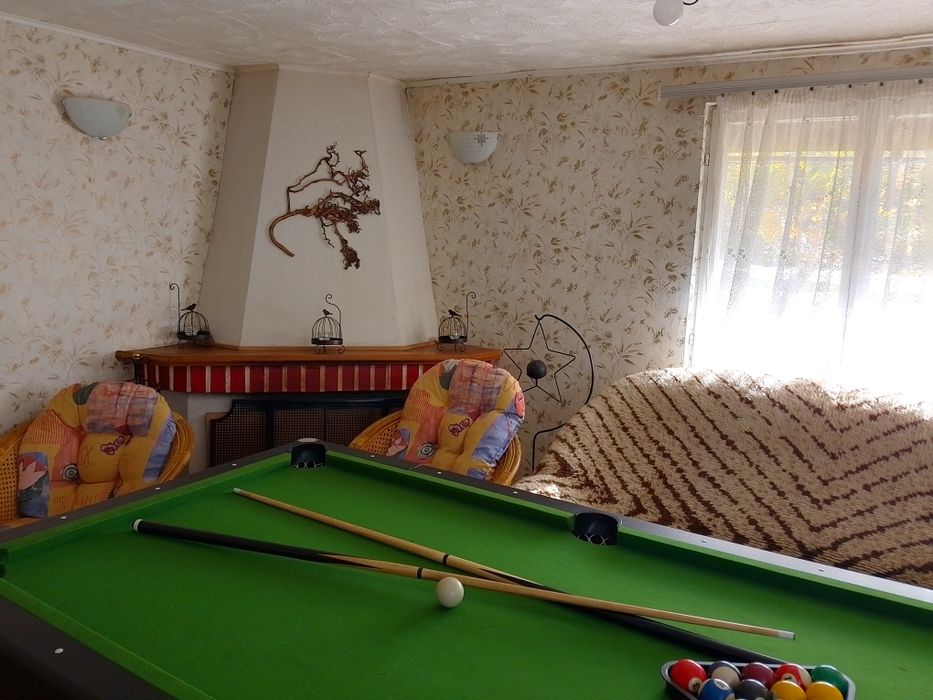 Продавам вила в гората