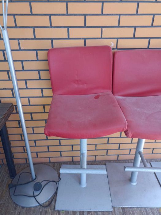 барное кресло красного цвета