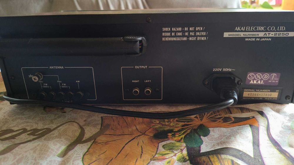 Radio,tuner Akai AT2250