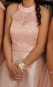 Прасковена шаферска рокля с дантела и тюл