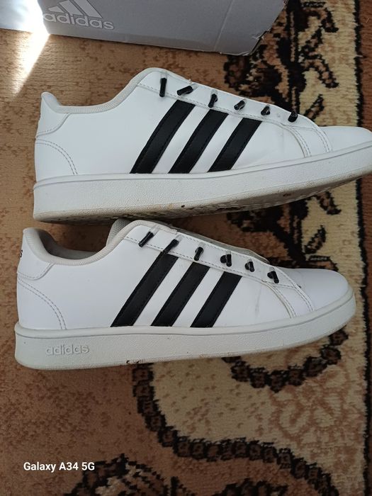 Продавам маратонки адидас.