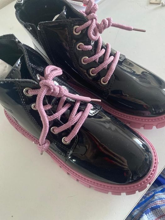 Продам абсолютно  новые ботинки  для девочки