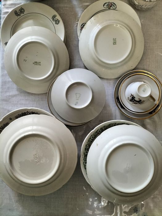 Кофейник и пять кружек, графин, ляган, тарелки