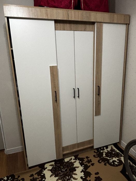 Вместимый шкаф с полками