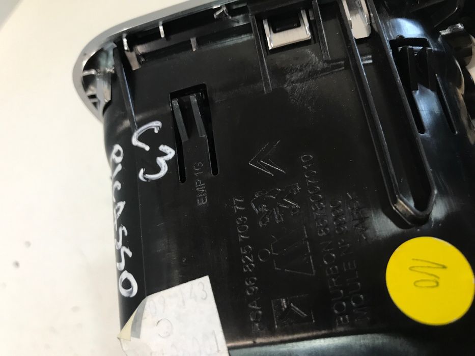 Среден десен въздуховод за табло за Citroen C3 Picasso (2011) 9682570377