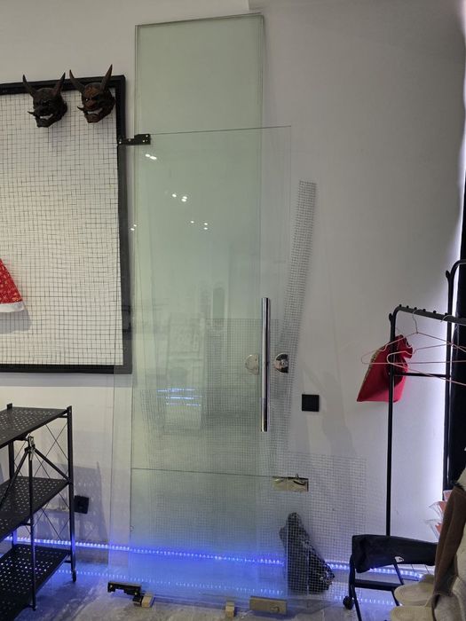 Продается стеклянная дверь