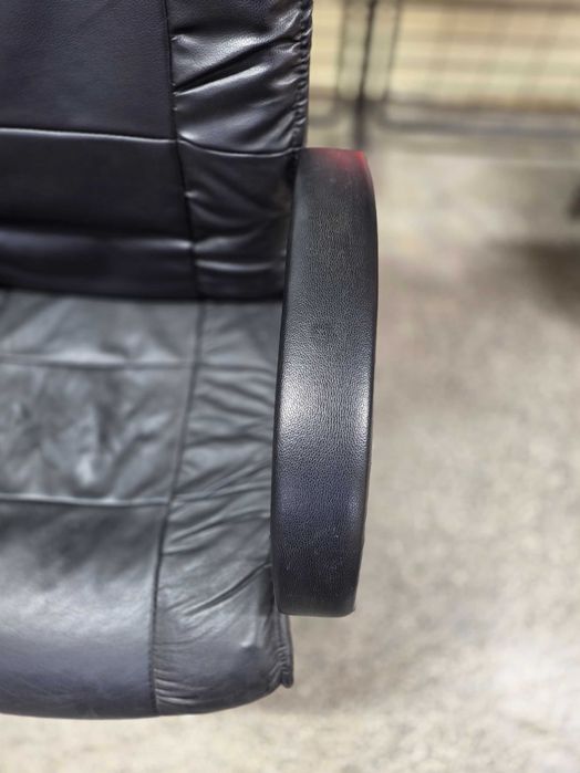 Офис стол черна кожа