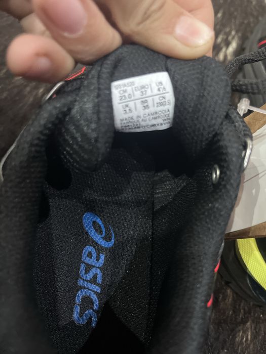 ПРОДАВАМ обувки на asics 37 номер