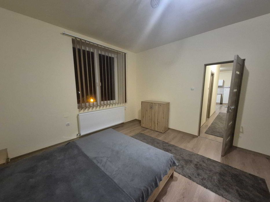 Proprietar, închiriez apartament 3 camere ultracentral cu loc parcare