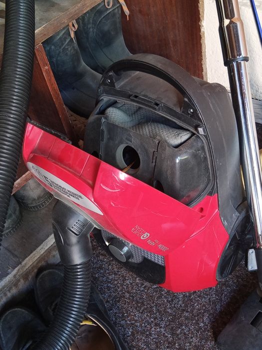 Пылесос Polaris красный