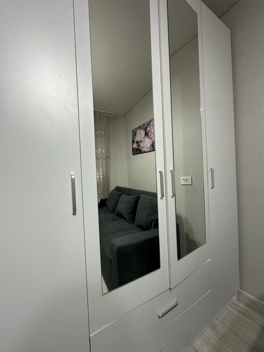 Белый шкаф с зеркалом