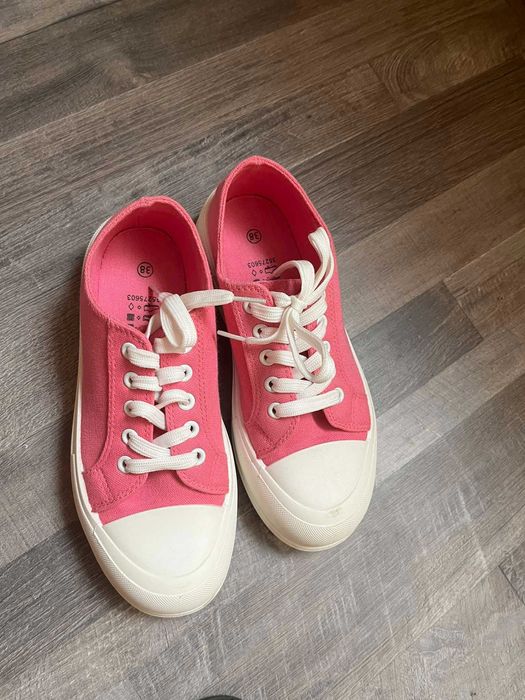 Дамски маратонки комплектна цена 200 лв