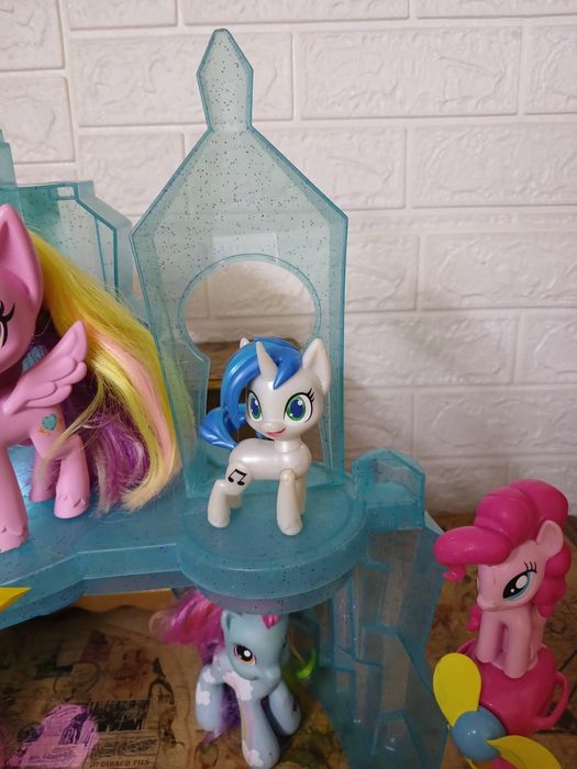 Домики для пони с пони.