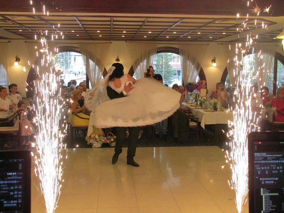 Професионален DJ и Водещ За вашето Сватбено или друго тържество!