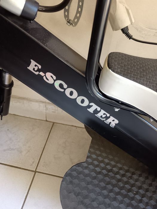 E scooter tricicleta