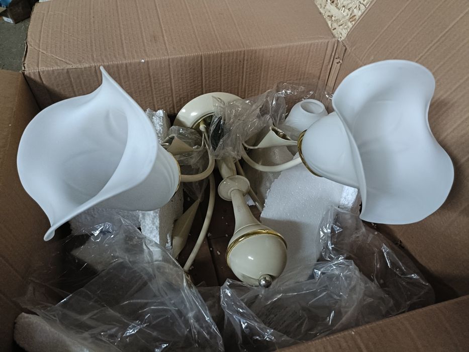 Продам люстру белого цвета