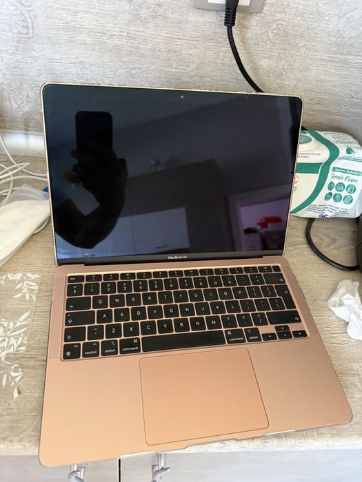 Apple MacBook Air 13" M1 (8GB RAM / 256GB SSD) - Златен, Перфектно състояние