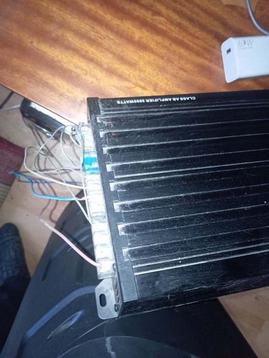 Продам усилитель машиный 10000 тысячь