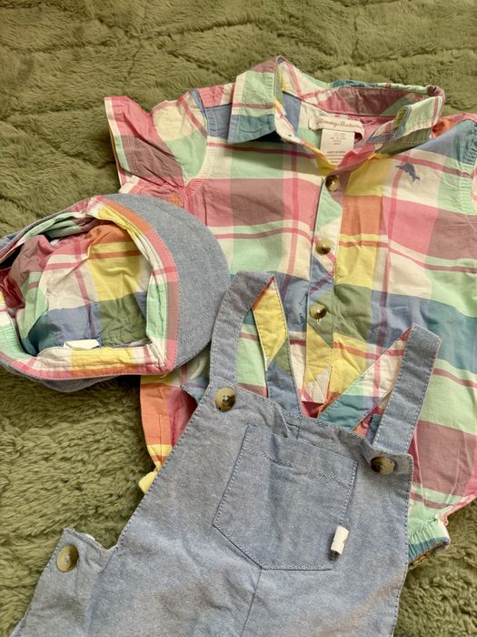 Vand set pentru baietel cu camasa, salopeta si sapca, marimea 24M.