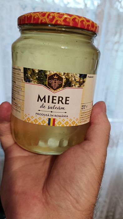 Miere de albine din stupină proprie.