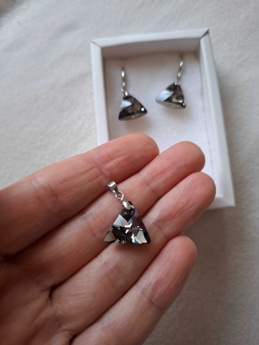 Обеци и висулка за верижка - black triangles