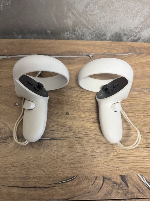 Meta Quest 2 VR + controlere, puțin utilizat, stare excelentă