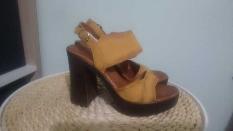 Нови дамски обувки, сандали и чехли на цени от 25 лв.