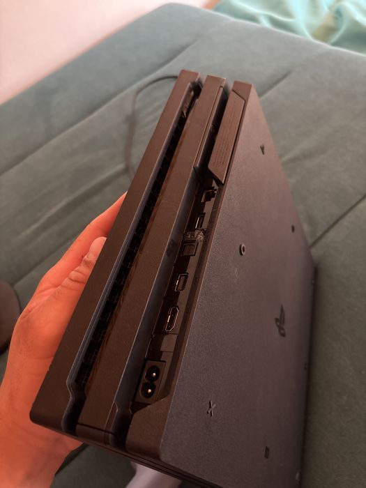 Vand ps4 pro in stare buna de functionare