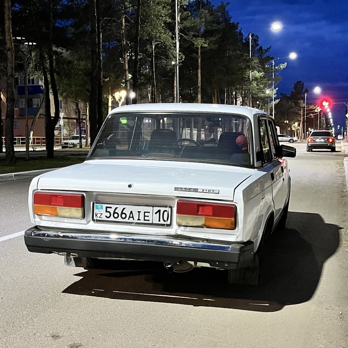 ВАЗ 2107 на бодром ходу