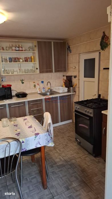 Stadion – casă cu 5 camere, mansardă și curte pavată
