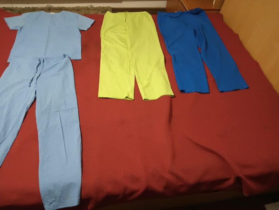 Vând halate medicale pentru doctori și asistente medicale compleuri bluzițe și pantaloni 50 Roni bucata trimit și in tara