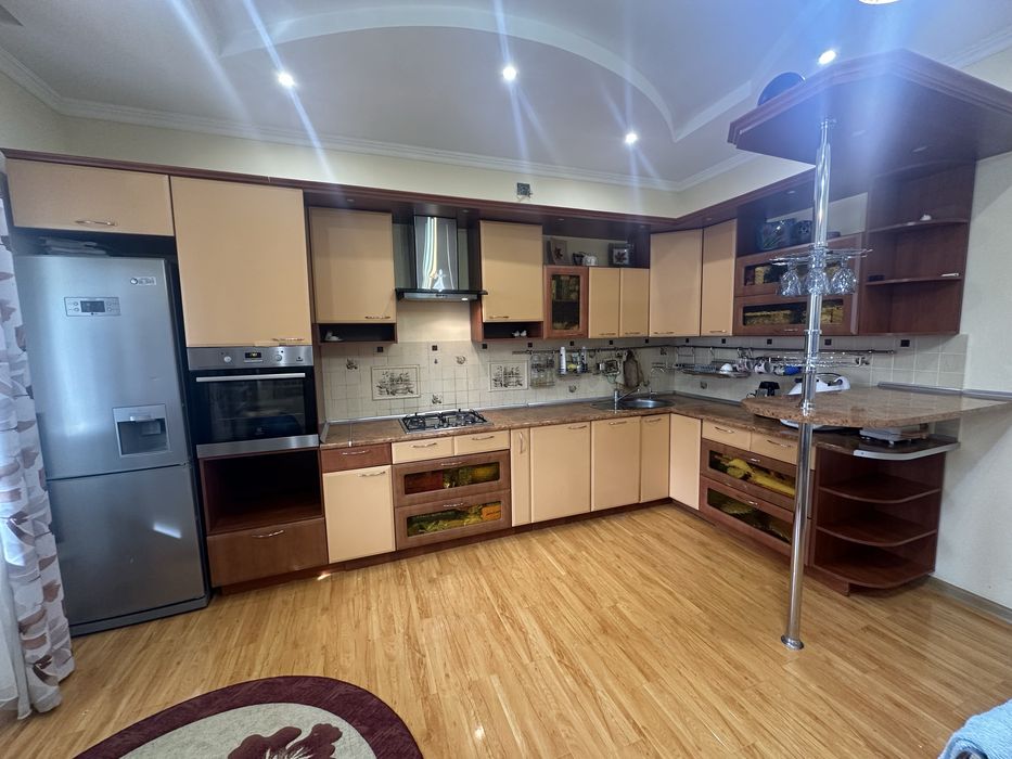 Кухня с барной стойкой