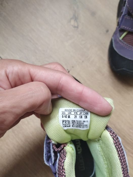 Vând ghete iarna Adidas Holtana snow 21